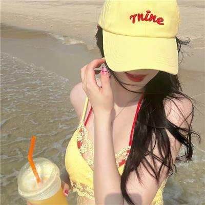 与一位女士合影
